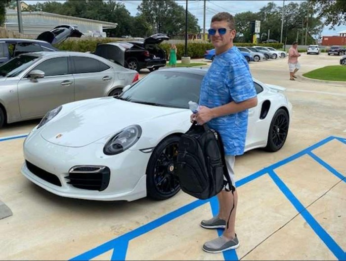 'Mảnh giấy vứt đi' giúp người đàn ông mua được cả Porsche 911